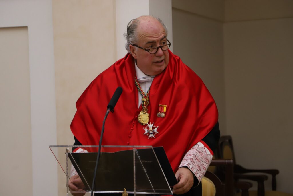 Cristina Gil recibe el VIII Premio Nacional de Derecho Sanitario