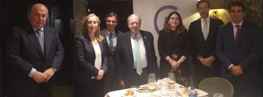 Cristina Gil recibe el VIII Premio Nacional de Derecho Sanitario Cristina Gil Membrado, galardonada con el VIII Premio Nacional de Derecho Sanitario